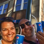 On déguste un Pepsi à la source!