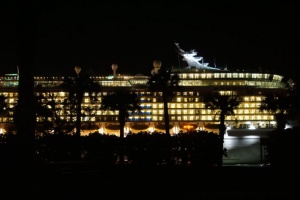 Un bateau de croisière quitte le port