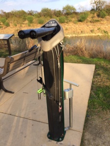 Une borne de réparation de vélos au bord de la rivière San Antonio