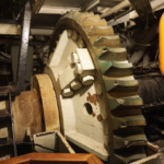 Un roue dentée du système de propulsion du Queen Mary