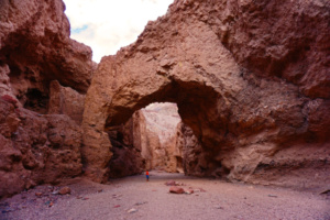 Sarah sous Natural Bridge, Death Valley