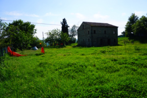 La maison Cantabella èa Montappone avec son jardin
